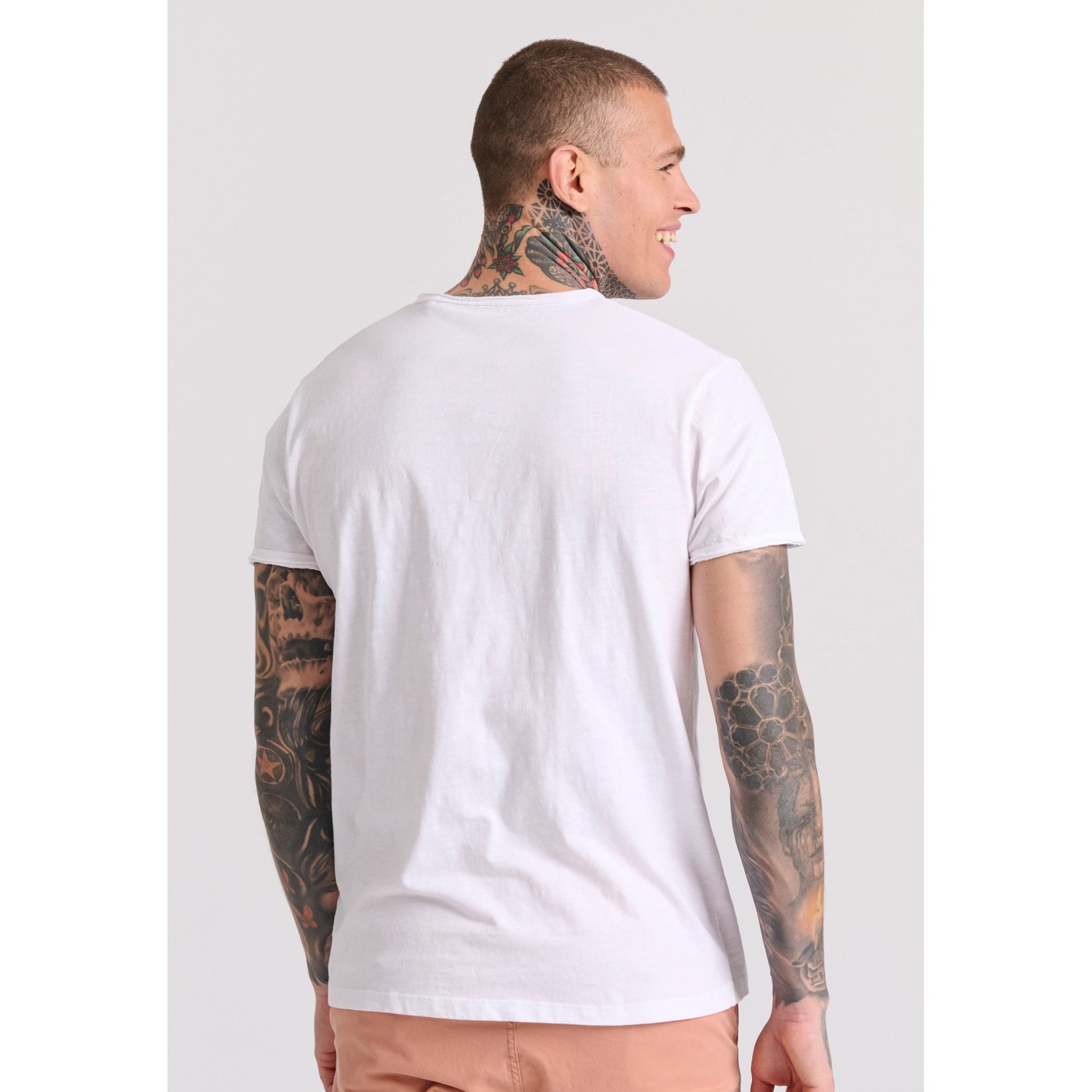 T-shirt με λαιμό henley και raw cuts - The essenti
