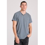 T-shirt με λαιμό henley και raw cuts - The essenti T-shirt με λαιμό henley και raw cuts - The essenti