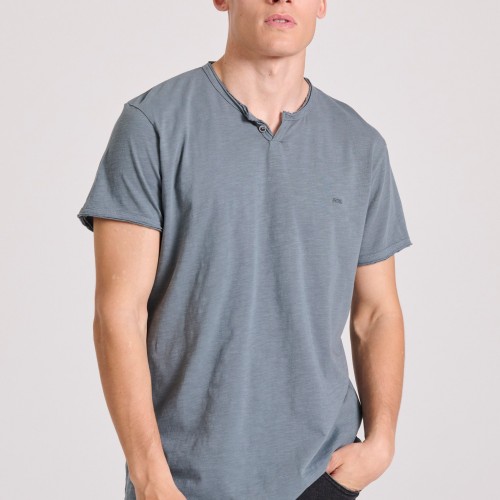 T-shirt με λαιμό henley και raw cuts - The essenti