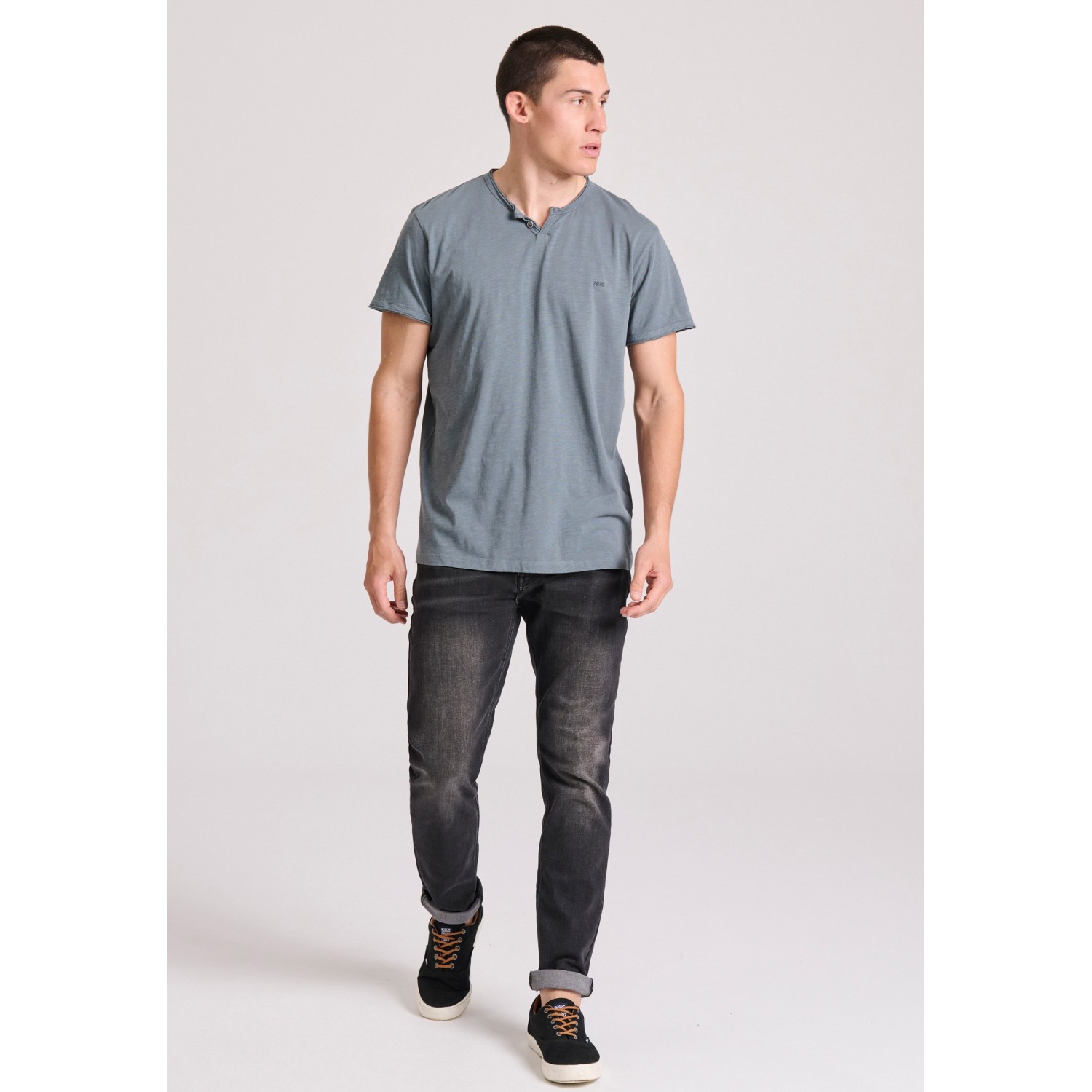 T-shirt με λαιμό henley και raw cuts - The essenti T-shirt με λαιμό henley και raw cuts - The essenti