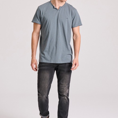 T-shirt με λαιμό henley και raw cuts - The essenti T-shirt με λαιμό henley και raw cuts - The essenti