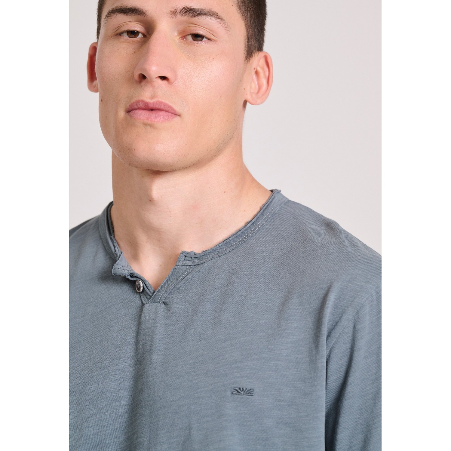 T-shirt με λαιμό henley και raw cuts - The essenti T-shirt με λαιμό henley και raw cuts - The essenti