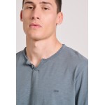 T-shirt με λαιμό henley και raw cuts - The essenti T-shirt με λαιμό henley και raw cuts - The essenti