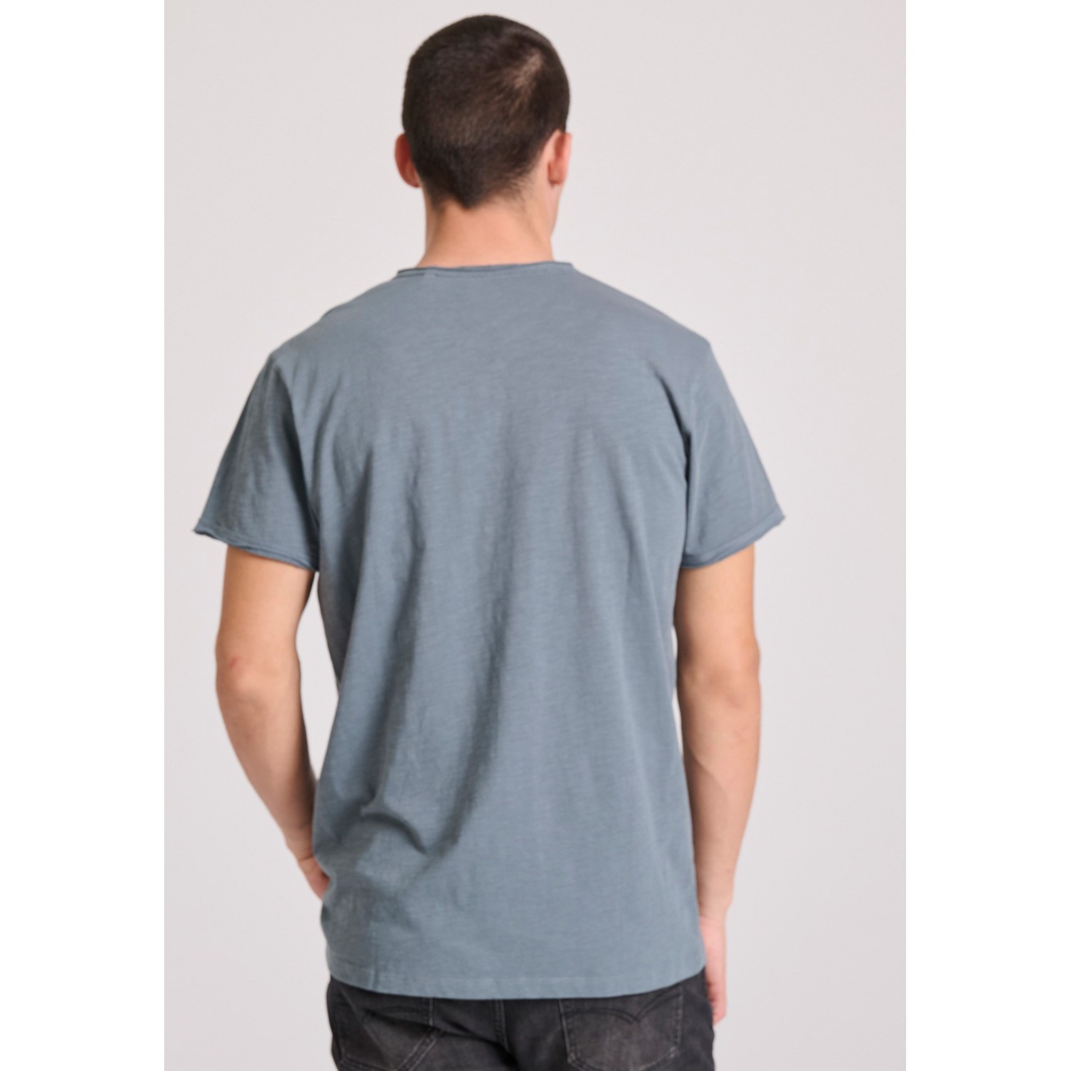 T-shirt με λαιμό henley και raw cuts - The essenti T-shirt με λαιμό henley και raw cuts - The essenti