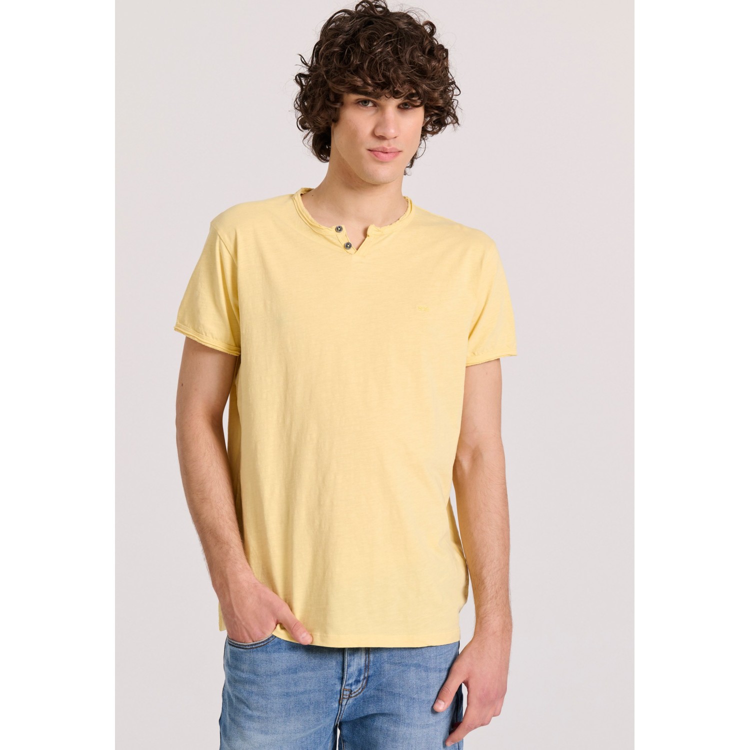 T-shirt με λαιμό henley και raw cuts - The essenti