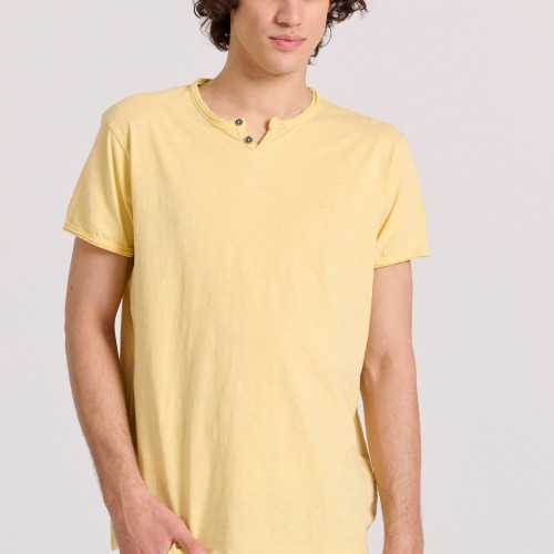 T-shirt με λαιμό henley και raw cuts - The essenti