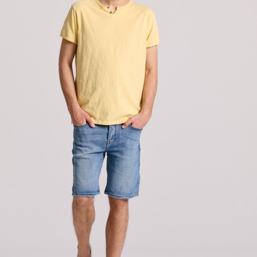 T-shirt με λαιμό henley και raw cuts - The essenti T-shirt με λαιμό henley και raw cuts - The essenti