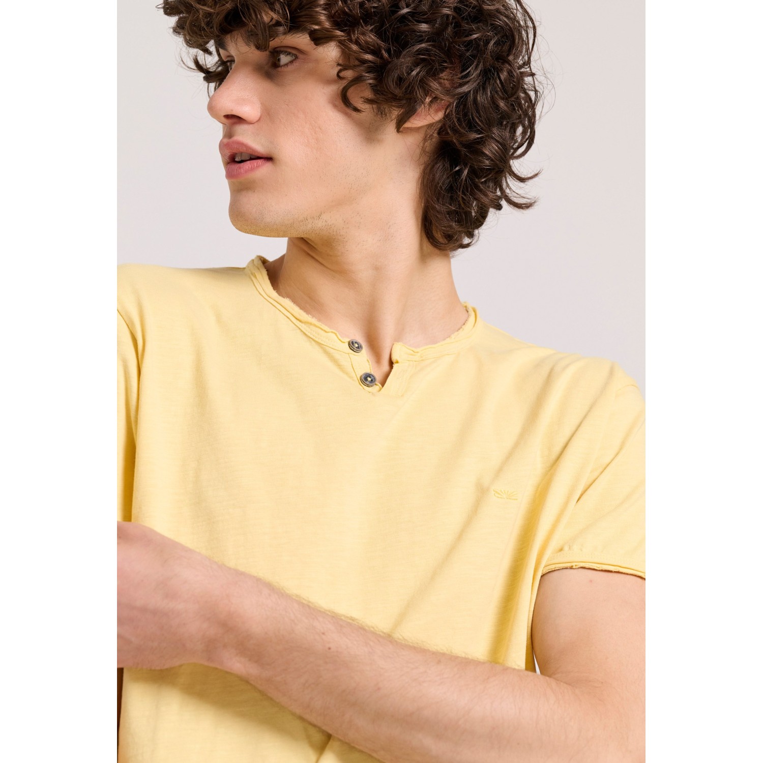 T-shirt με λαιμό henley και raw cuts - The essenti