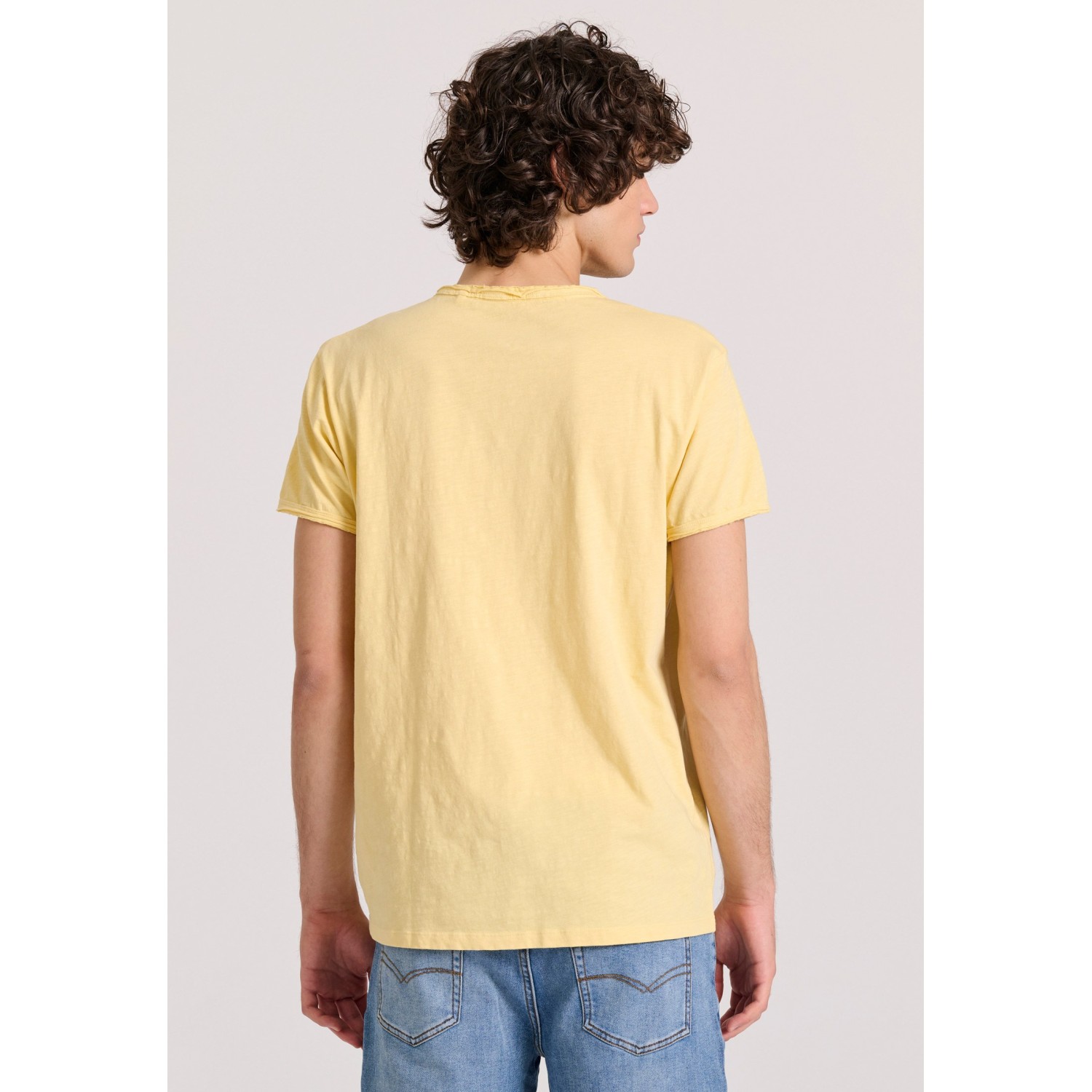 T-shirt με λαιμό henley και raw cuts - The essenti