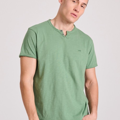 T-shirt με λαιμό henley και raw cuts - The essenti