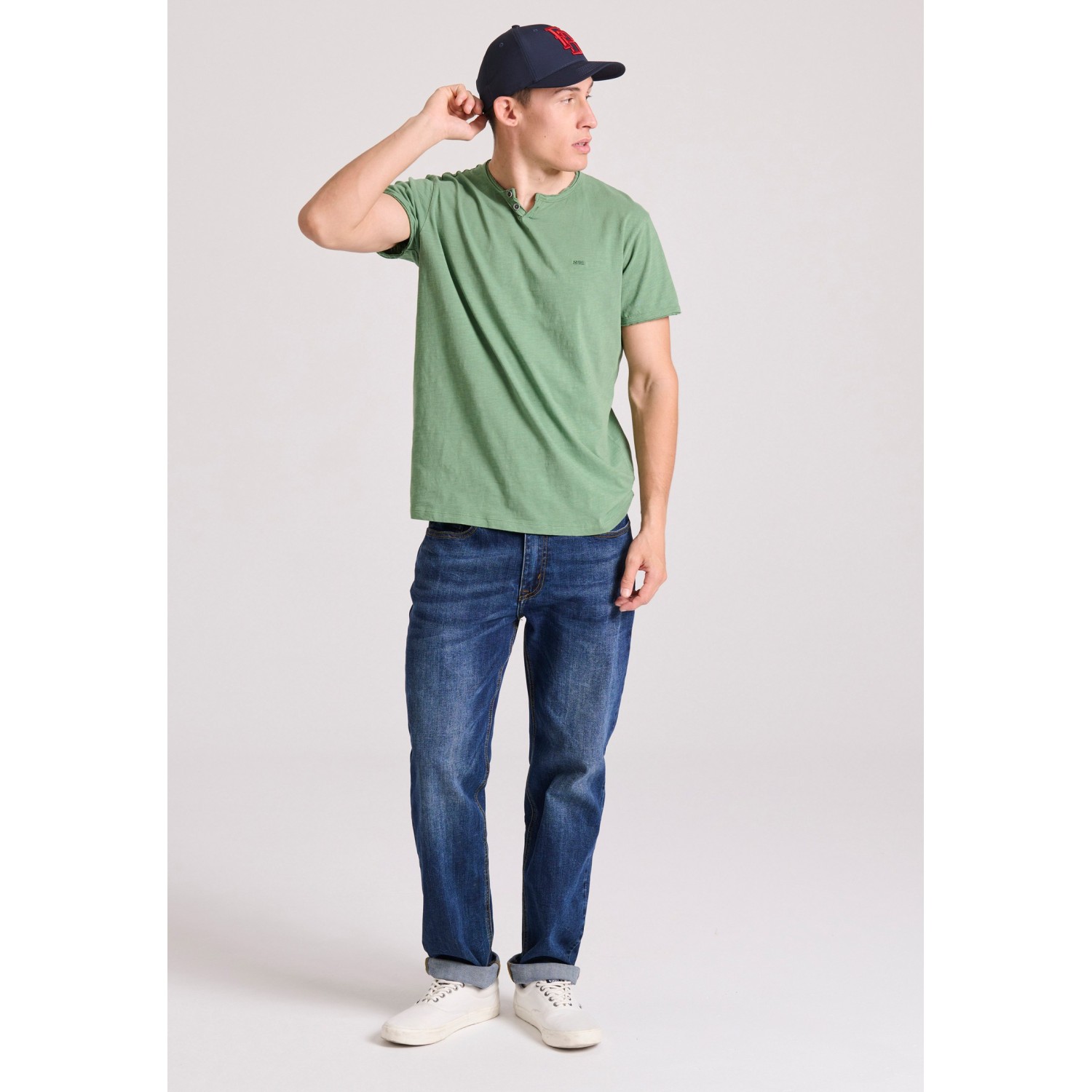 T-shirt με λαιμό henley και raw cuts - The essenti