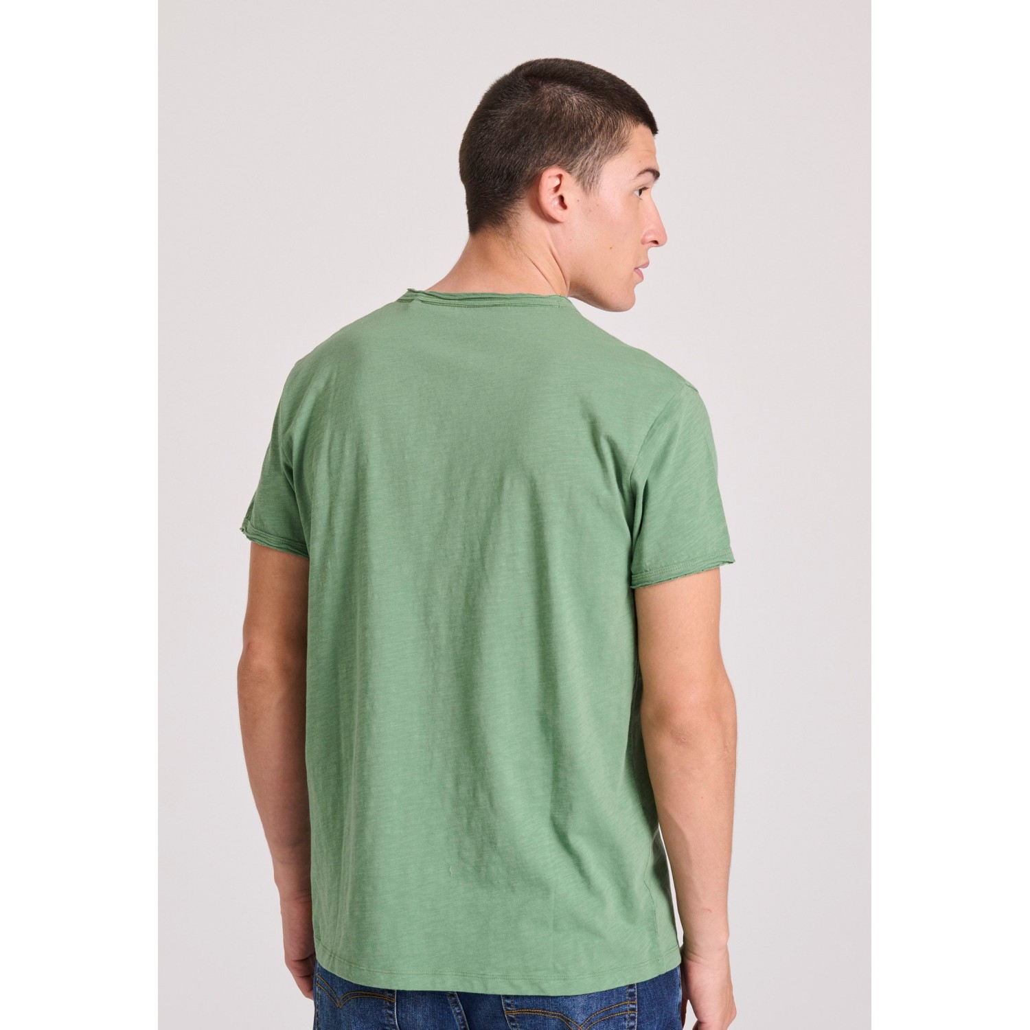 T-shirt με λαιμό henley και raw cuts - The essenti