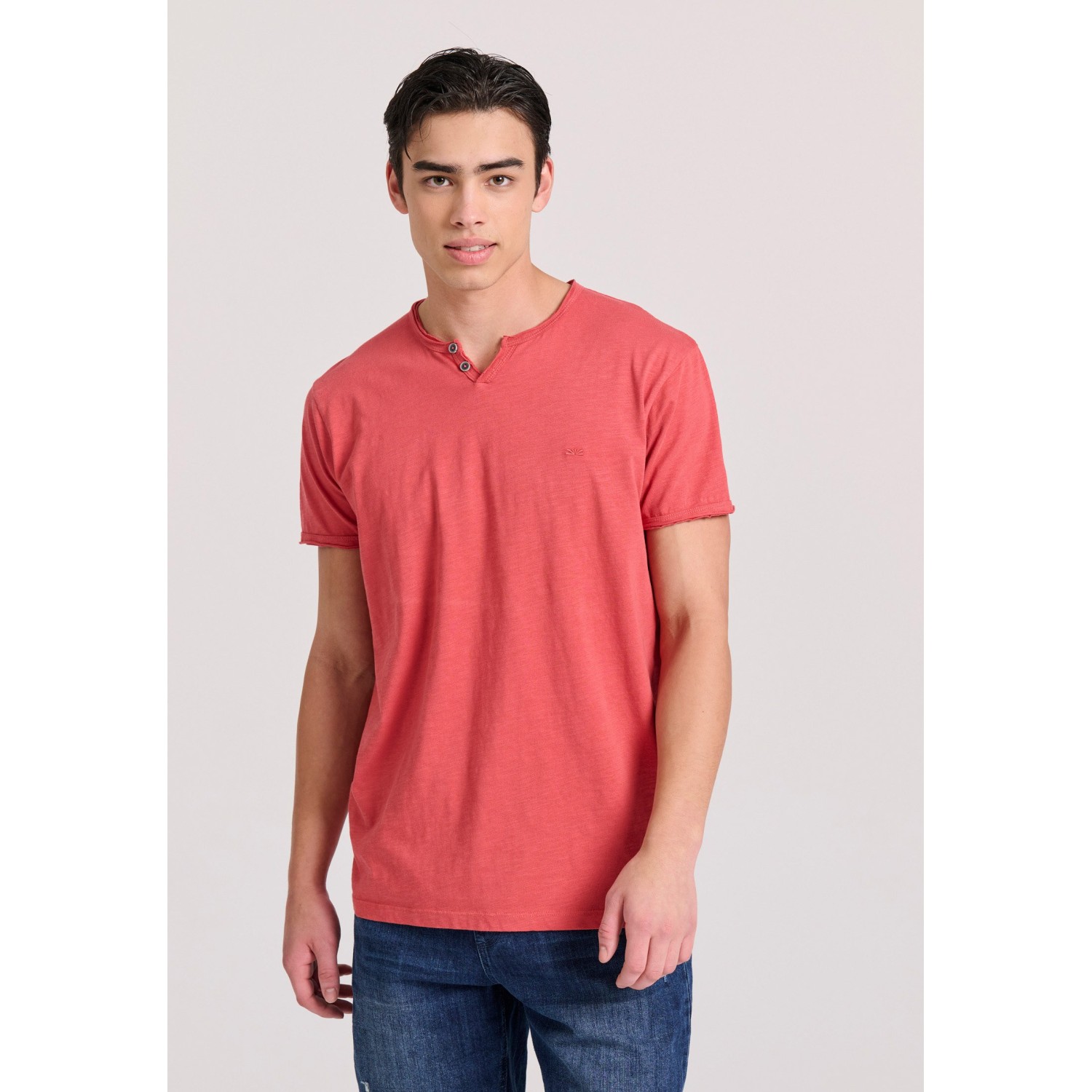 T-shirt με λαιμό henley και raw cuts - The essenti T-shirt με λαιμό henley και raw cuts - The essenti