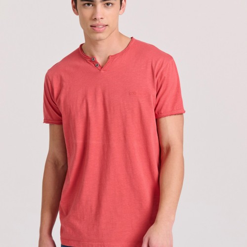T-shirt με λαιμό henley και raw cuts - The essenti