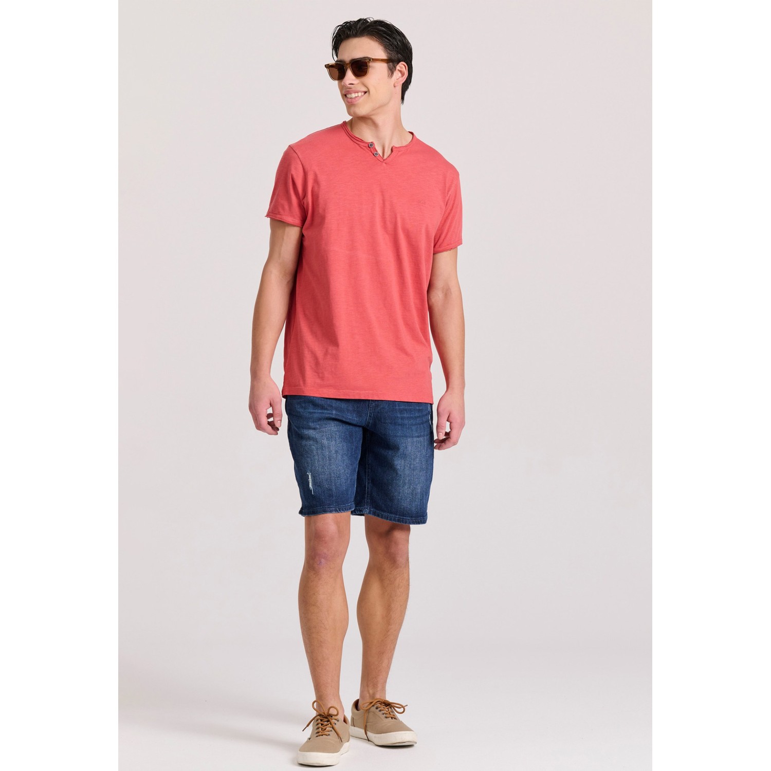 T-shirt με λαιμό henley και raw cuts - The essenti T-shirt με λαιμό henley και raw cuts - The essenti