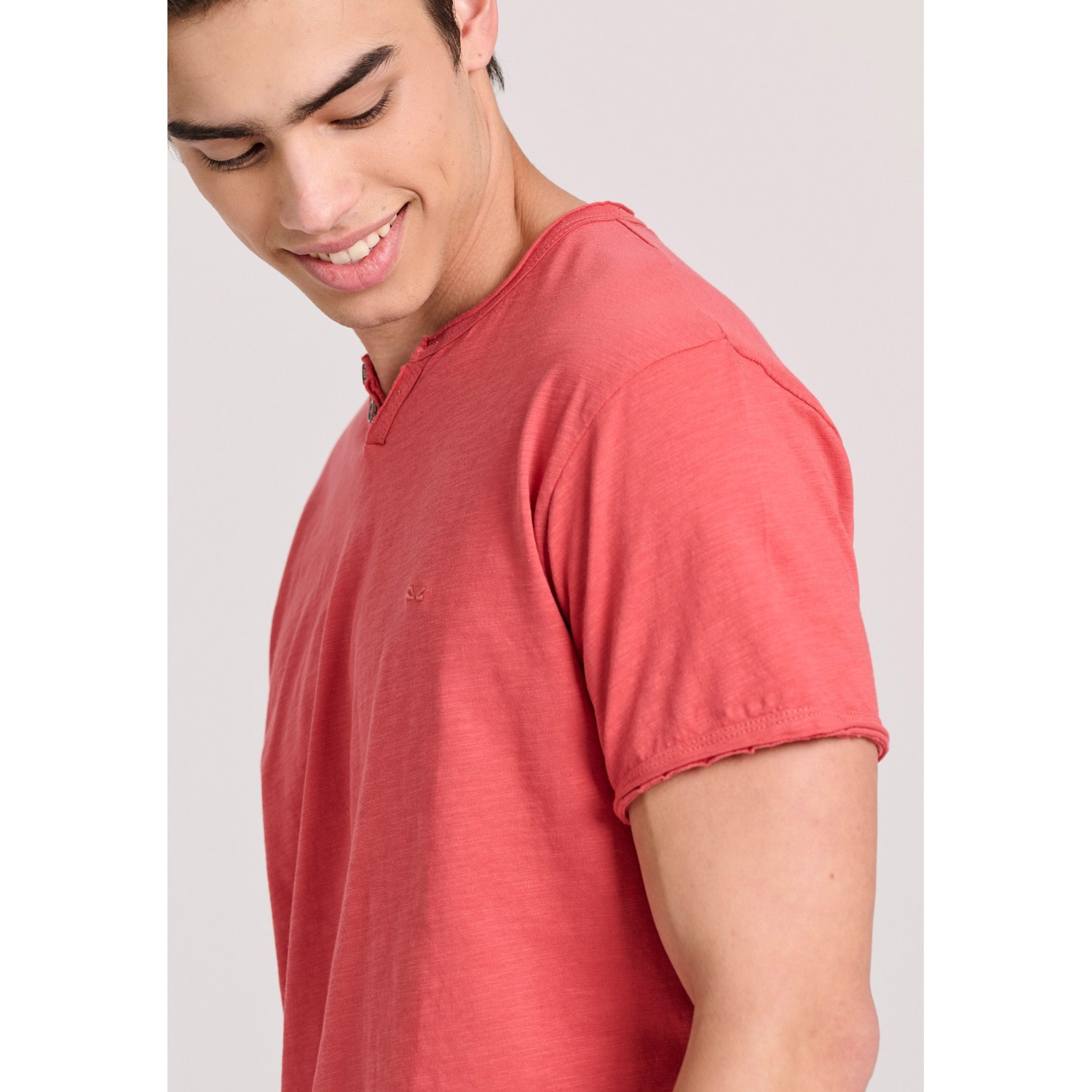 T-shirt με λαιμό henley και raw cuts - The essenti T-shirt με λαιμό henley και raw cuts - The essenti