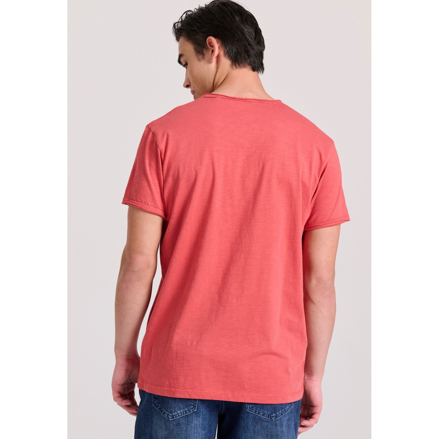 T-shirt με λαιμό henley και raw cuts - The essenti T-shirt με λαιμό henley και raw cuts - The essenti