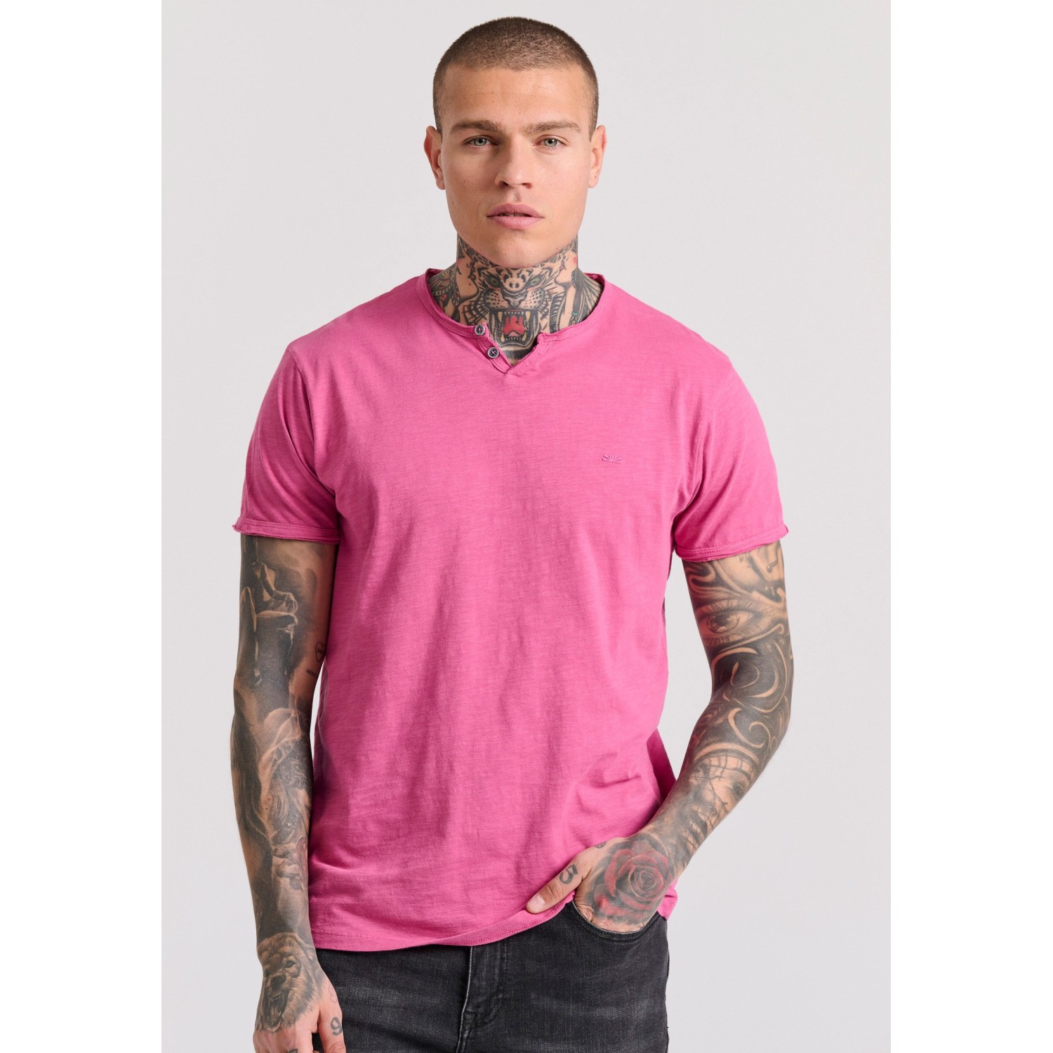 T-shirt με λαιμό henley και raw cuts - The essenti T-shirt με λαιμό henley και raw cuts - The essenti