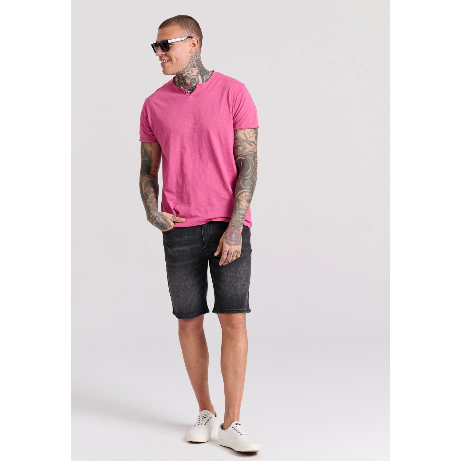 T-shirt με λαιμό henley και raw cuts - The essenti T-shirt με λαιμό henley και raw cuts - The essenti