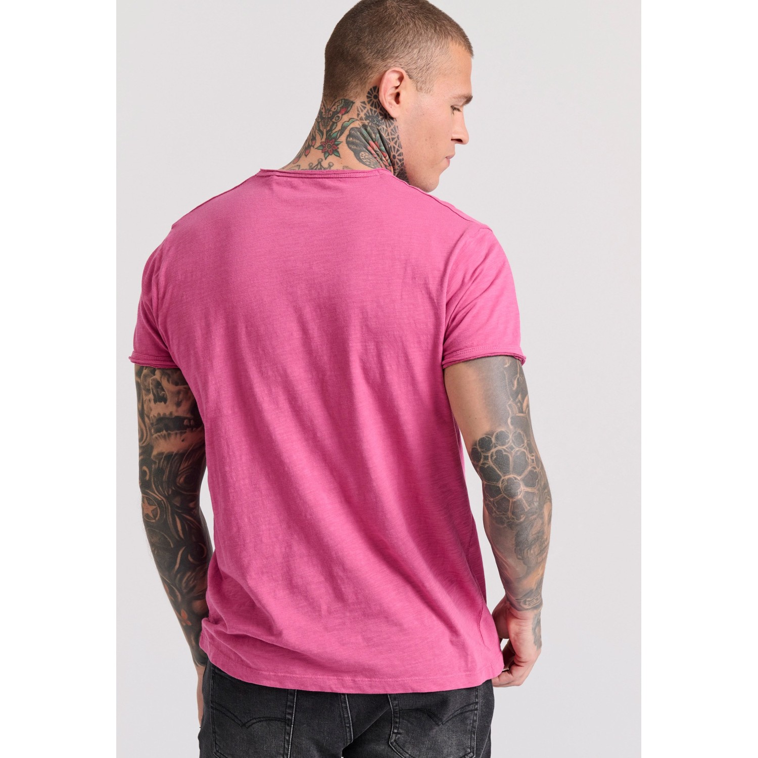 T-shirt με λαιμό henley και raw cuts - The essenti T-shirt με λαιμό henley και raw cuts - The essenti