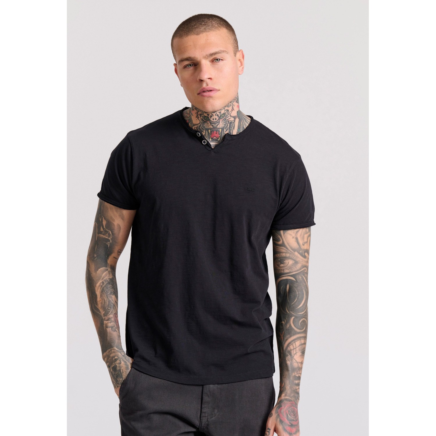 T-shirt με λαιμό henley και raw cuts - The essenti
