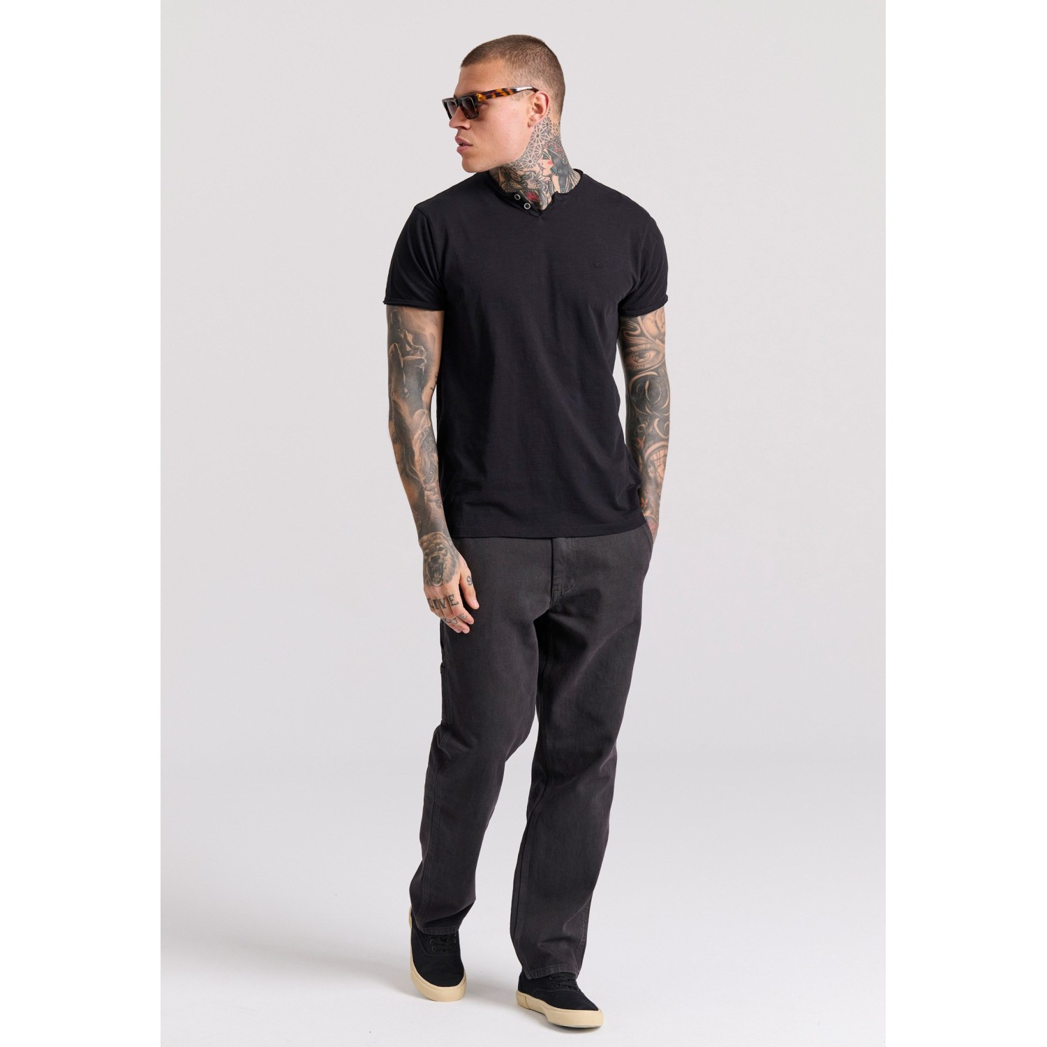 T-shirt με λαιμό henley και raw cuts - The essenti