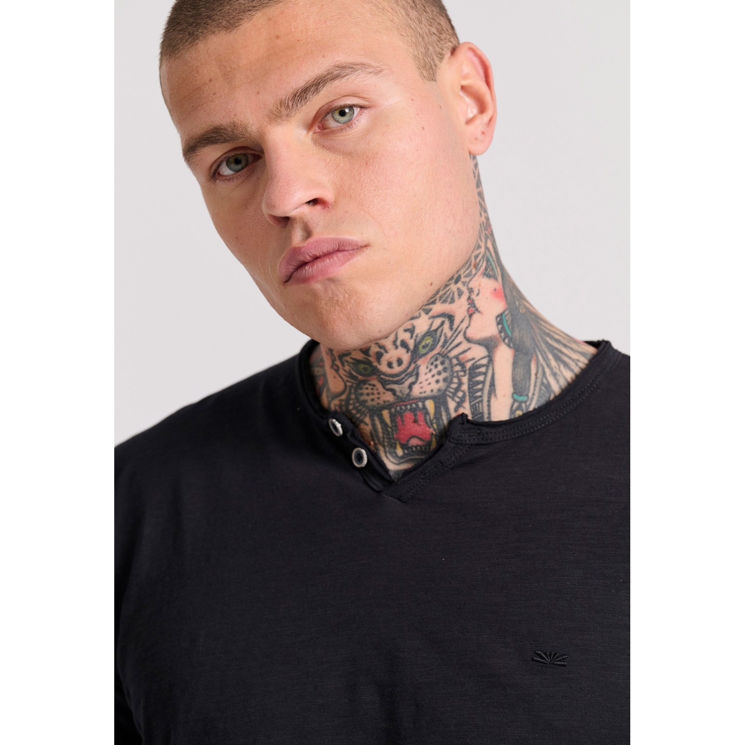 T-shirt με λαιμό henley και raw cuts - The essenti