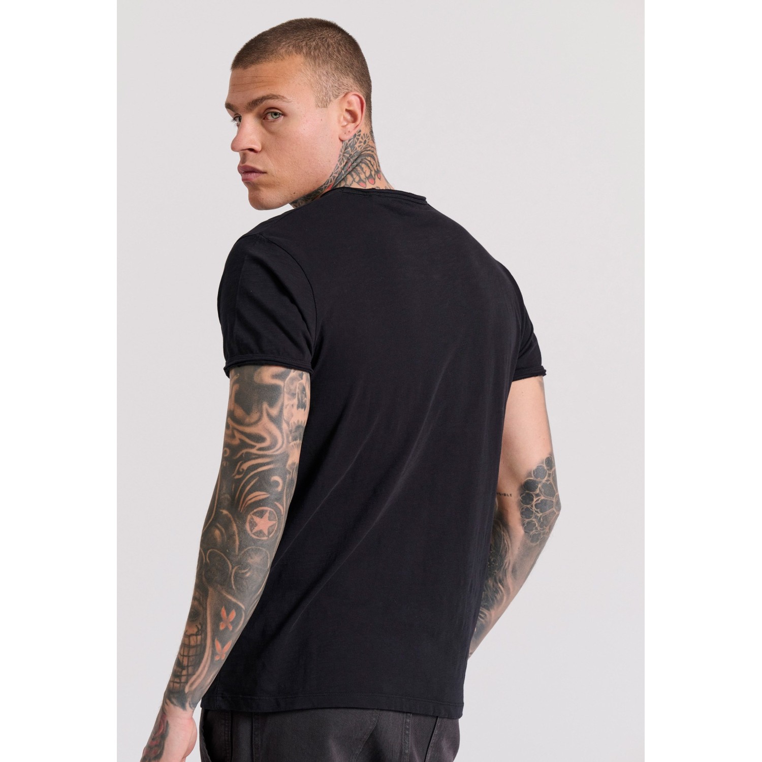 T-shirt με λαιμό henley και raw cuts - The essenti
