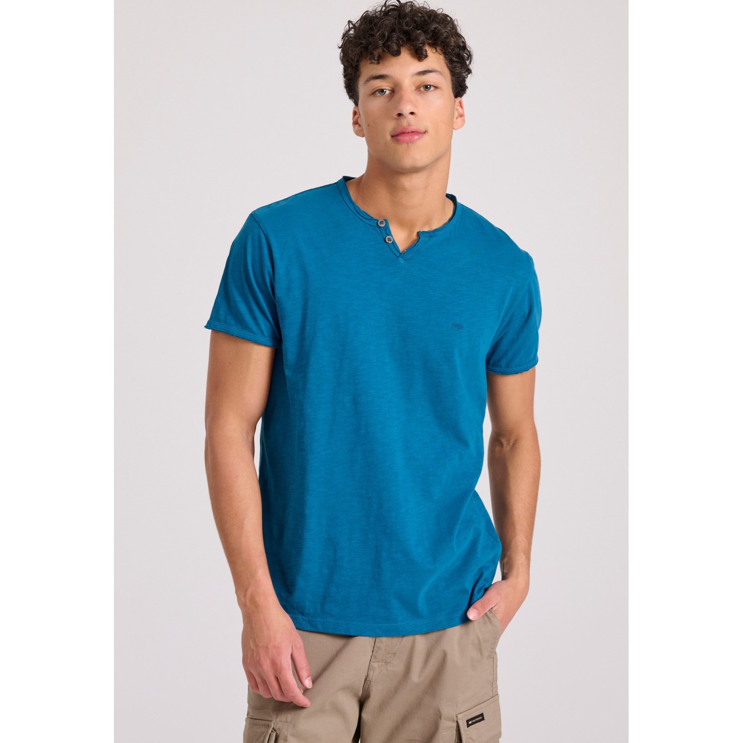 T-shirt με λαιμό henley και raw cuts - The essenti T-shirt με λαιμό henley και raw cuts - The essenti