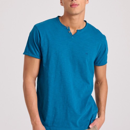T-shirt με λαιμό henley και raw cuts - The essenti