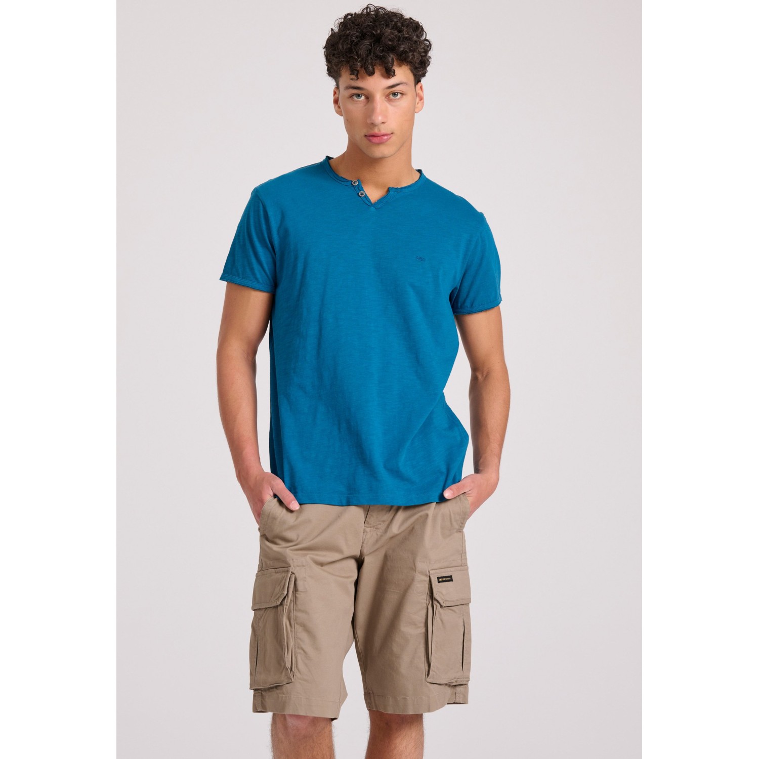T-shirt με λαιμό henley και raw cuts - The essenti T-shirt με λαιμό henley και raw cuts - The essenti