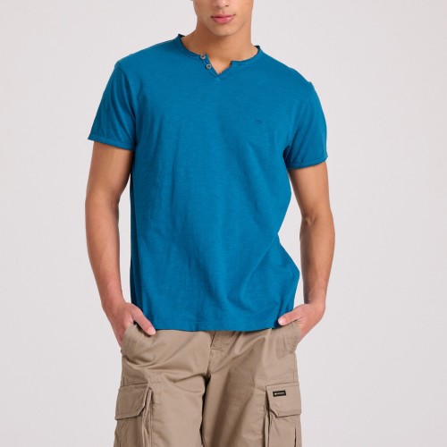 T-shirt με λαιμό henley και raw cuts - The essenti T-shirt με λαιμό henley και raw cuts - The essenti