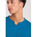 T-shirt με λαιμό henley και raw cuts - The essenti T-shirt με λαιμό henley και raw cuts - The essenti