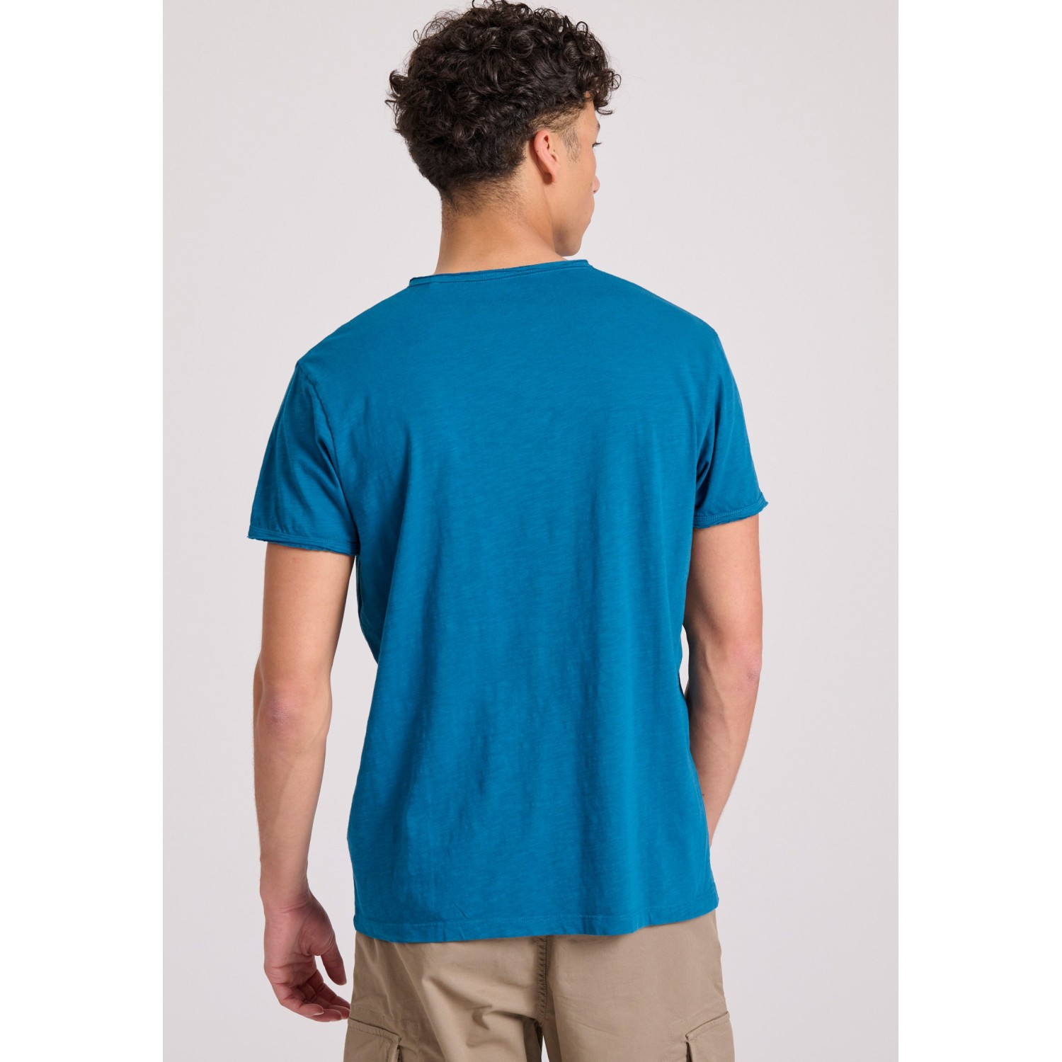 T-shirt με λαιμό henley και raw cuts - The essenti T-shirt με λαιμό henley και raw cuts - The essenti