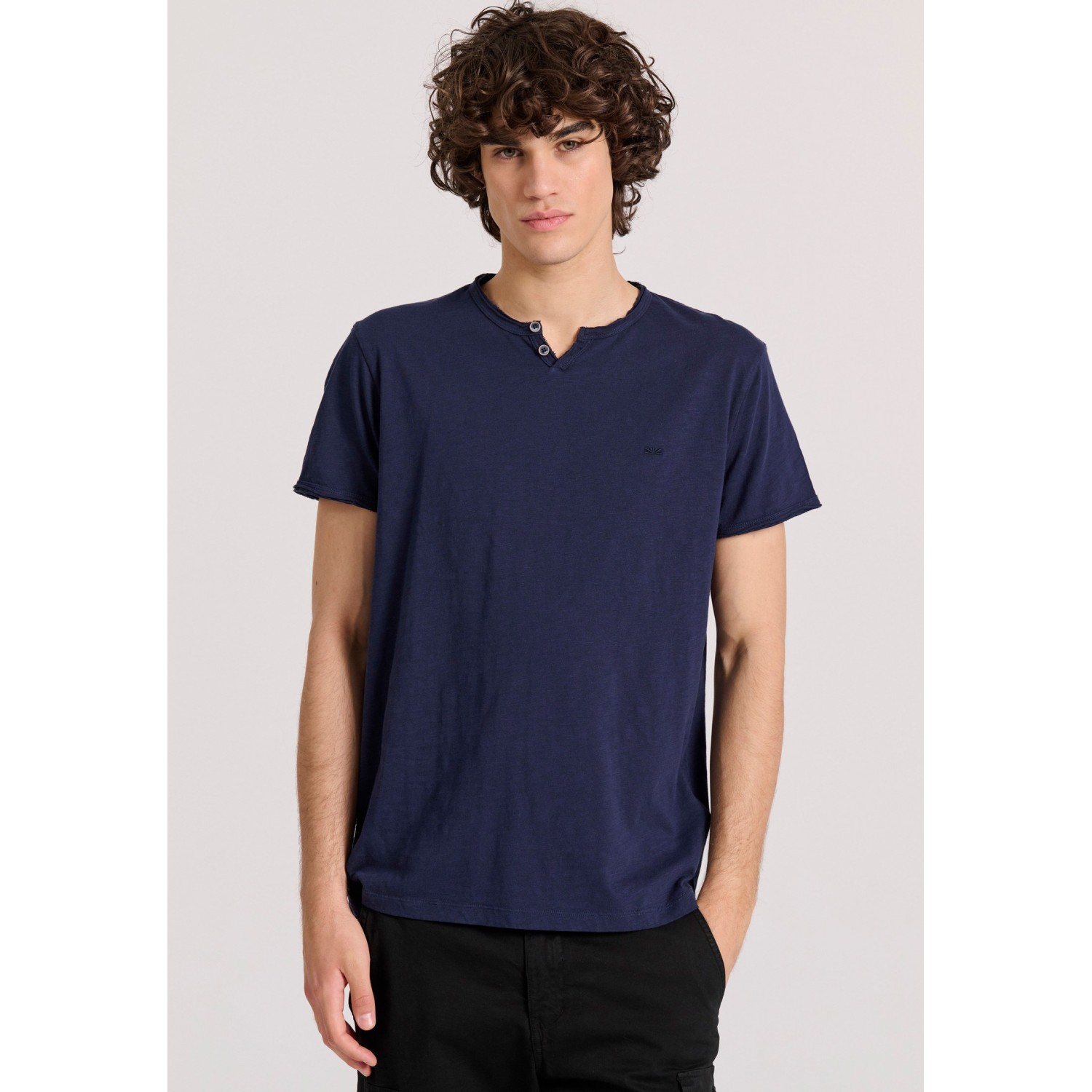 T-shirt με λαιμό henley και raw cuts - The essenti