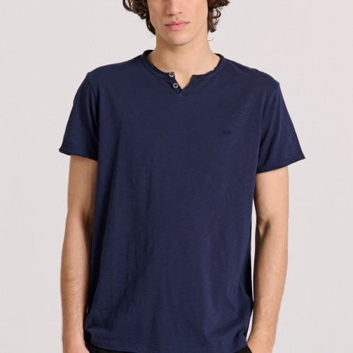T-shirt με λαιμό henley και raw cuts - The essenti
