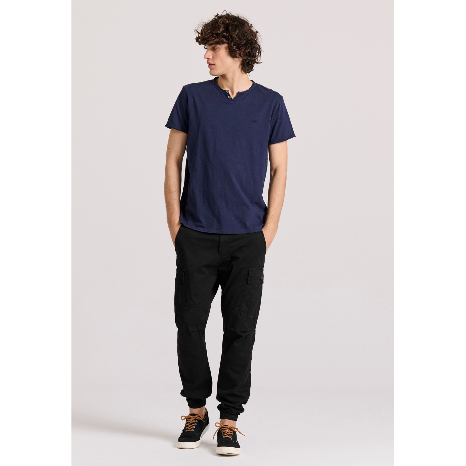 T-shirt με λαιμό henley και raw cuts - The essenti