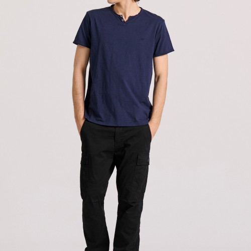 T-shirt με λαιμό henley και raw cuts - The essenti T-shirt με λαιμό henley και raw cuts - The essenti