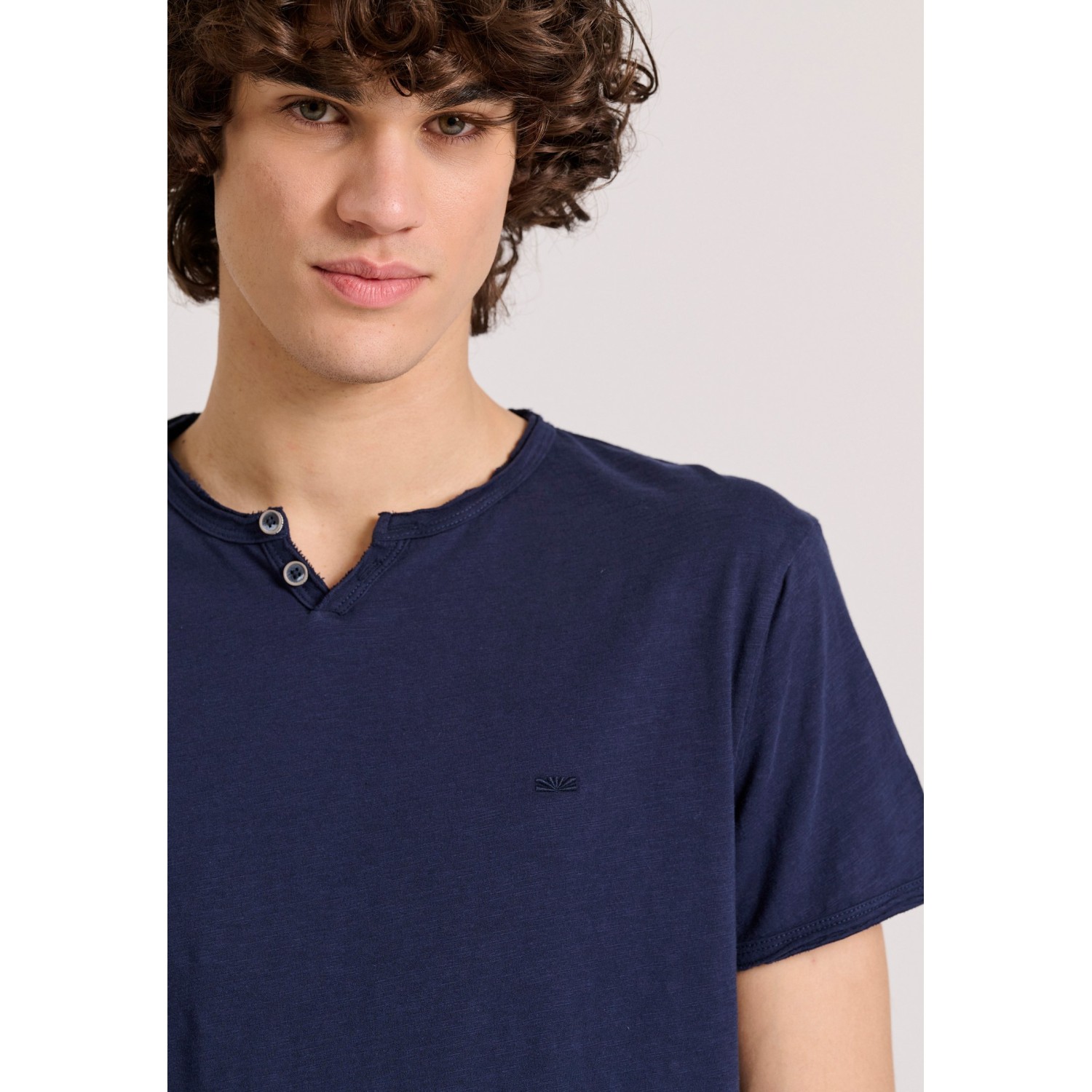 T-shirt με λαιμό henley και raw cuts - The essenti