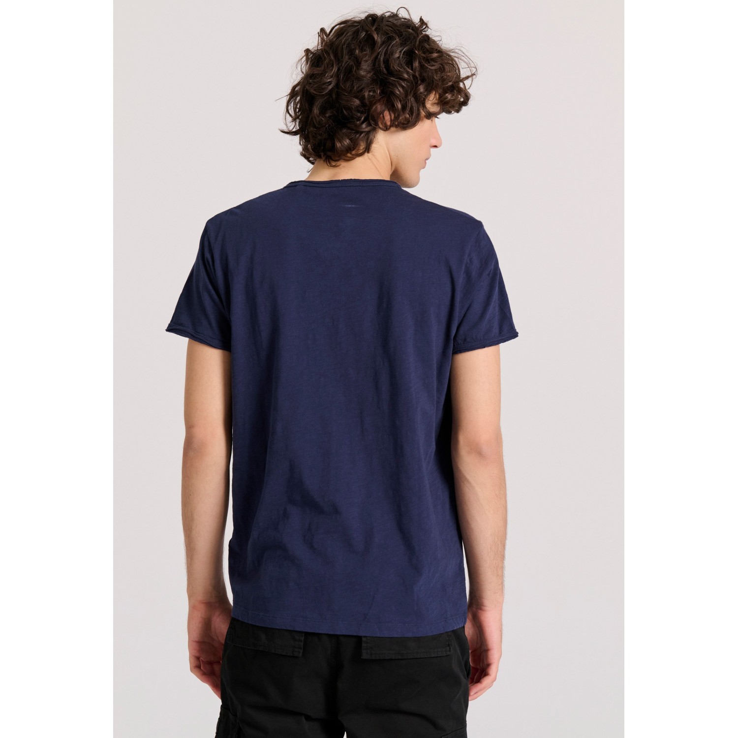 T-shirt με λαιμό henley και raw cuts - The essenti