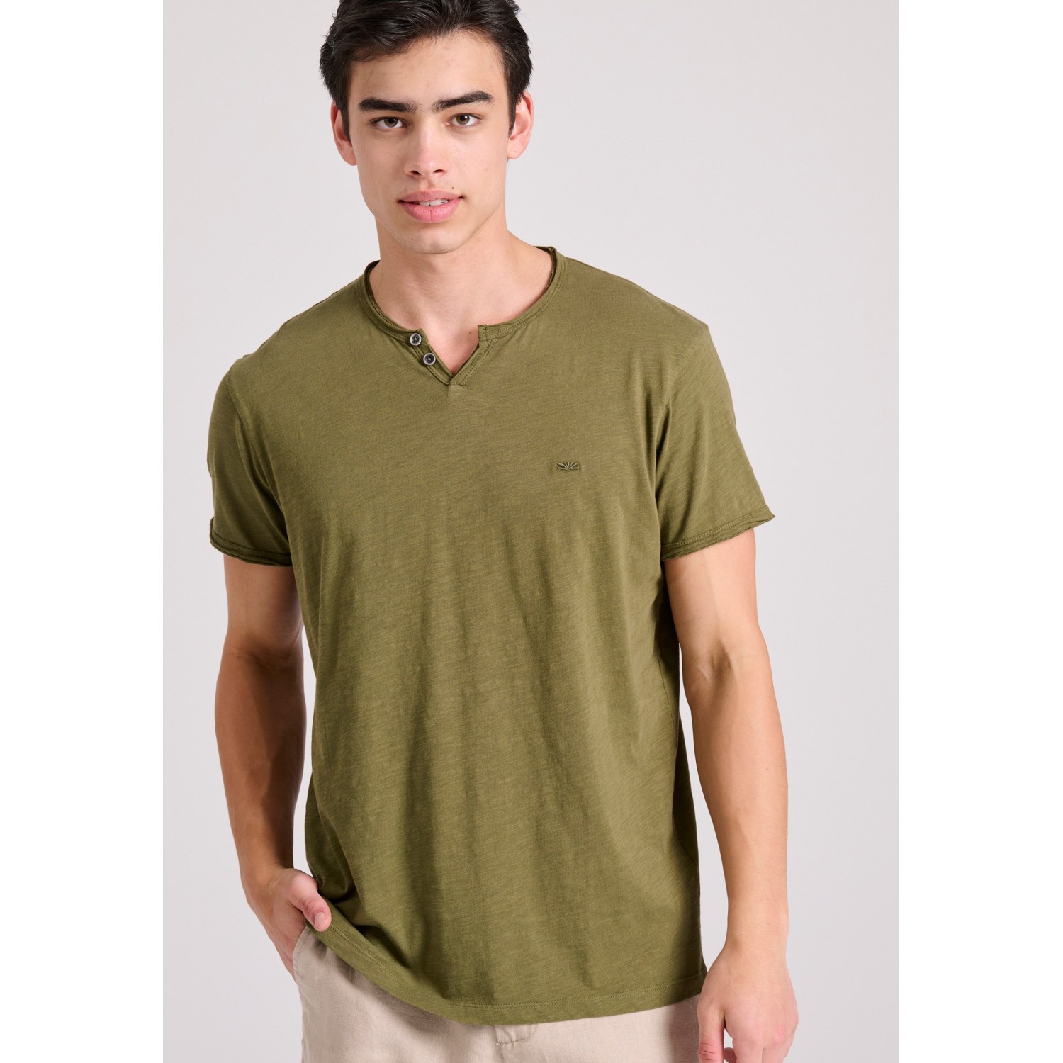 T-shirt με λαιμό henley και raw cuts - The essenti