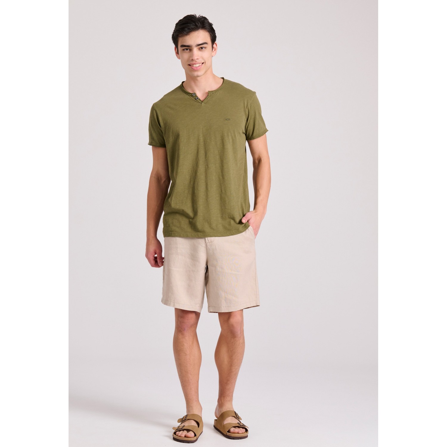 T-shirt με λαιμό henley και raw cuts - The essenti