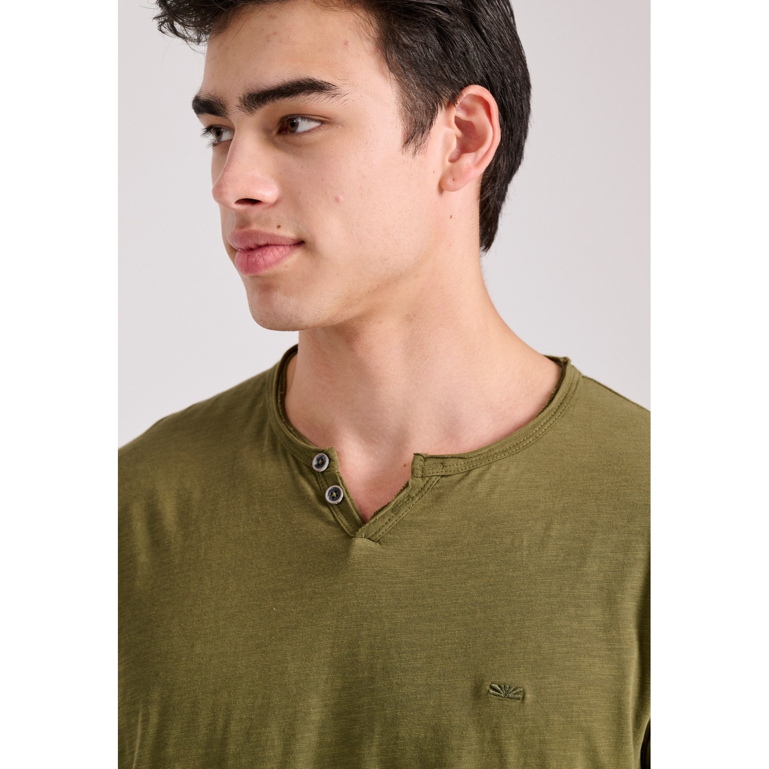 T-shirt με λαιμό henley και raw cuts - The essenti