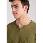 T-shirt με λαιμό henley και raw cuts - The essenti