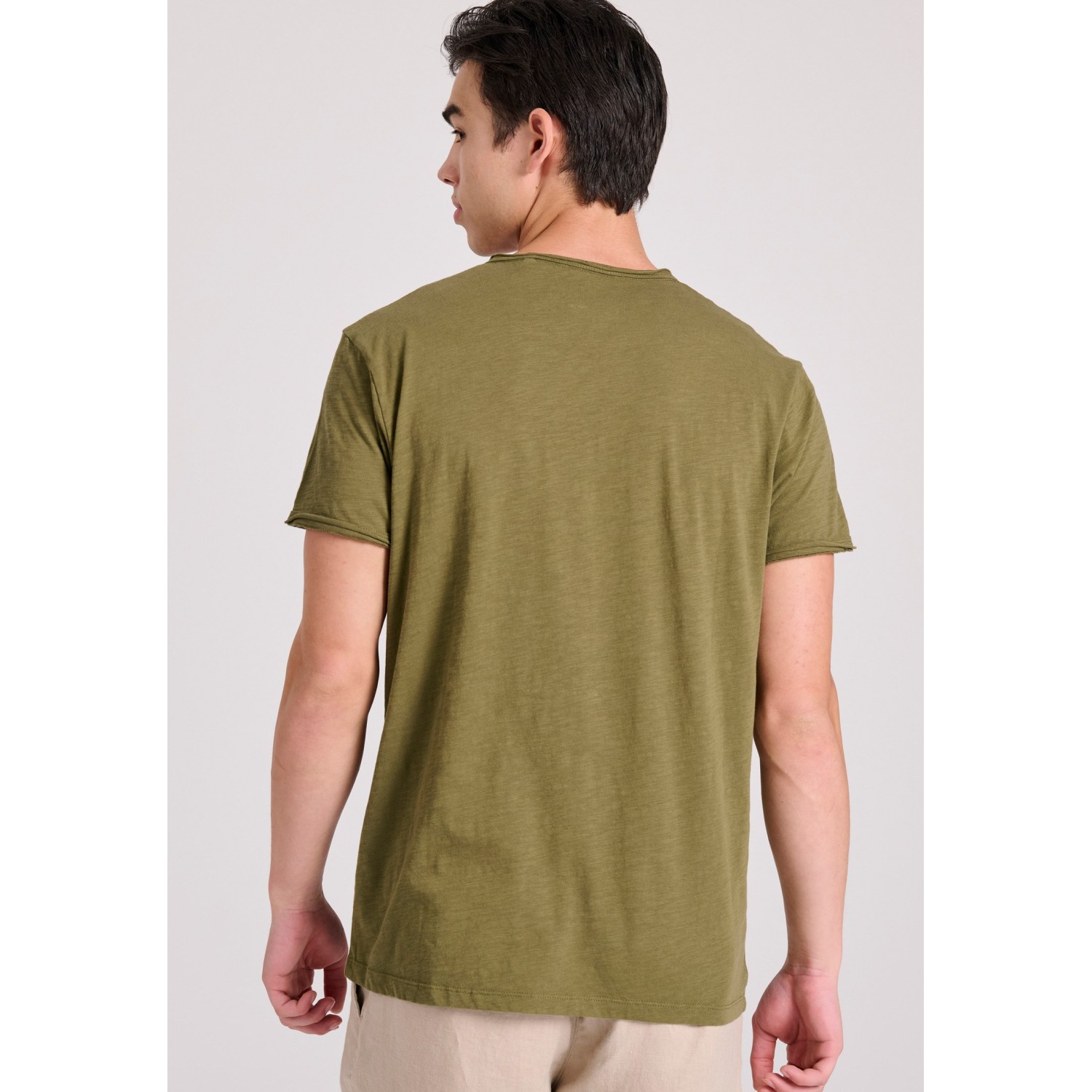 T-shirt με λαιμό henley και raw cuts - The essenti