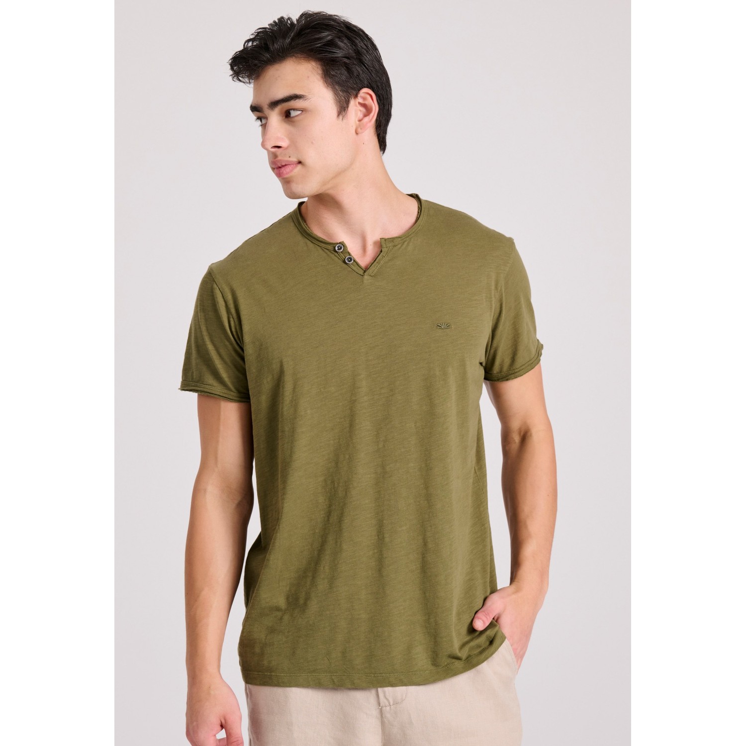 T-shirt με λαιμό henley και raw cuts - The essenti