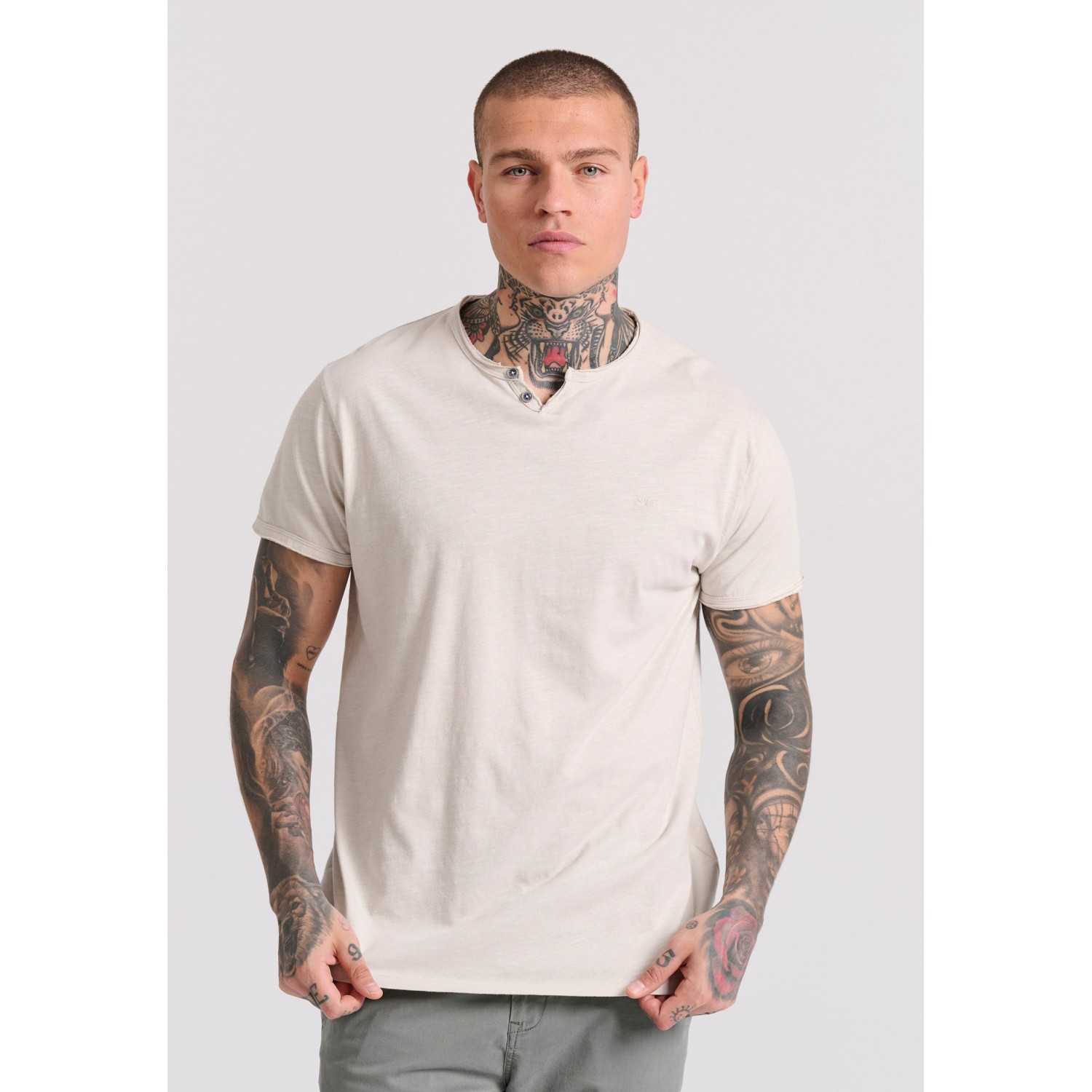 T-shirt με λαιμό henley και raw cuts - The essenti
