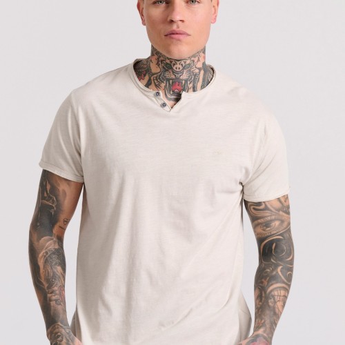 T-shirt με λαιμό henley και raw cuts - The essenti