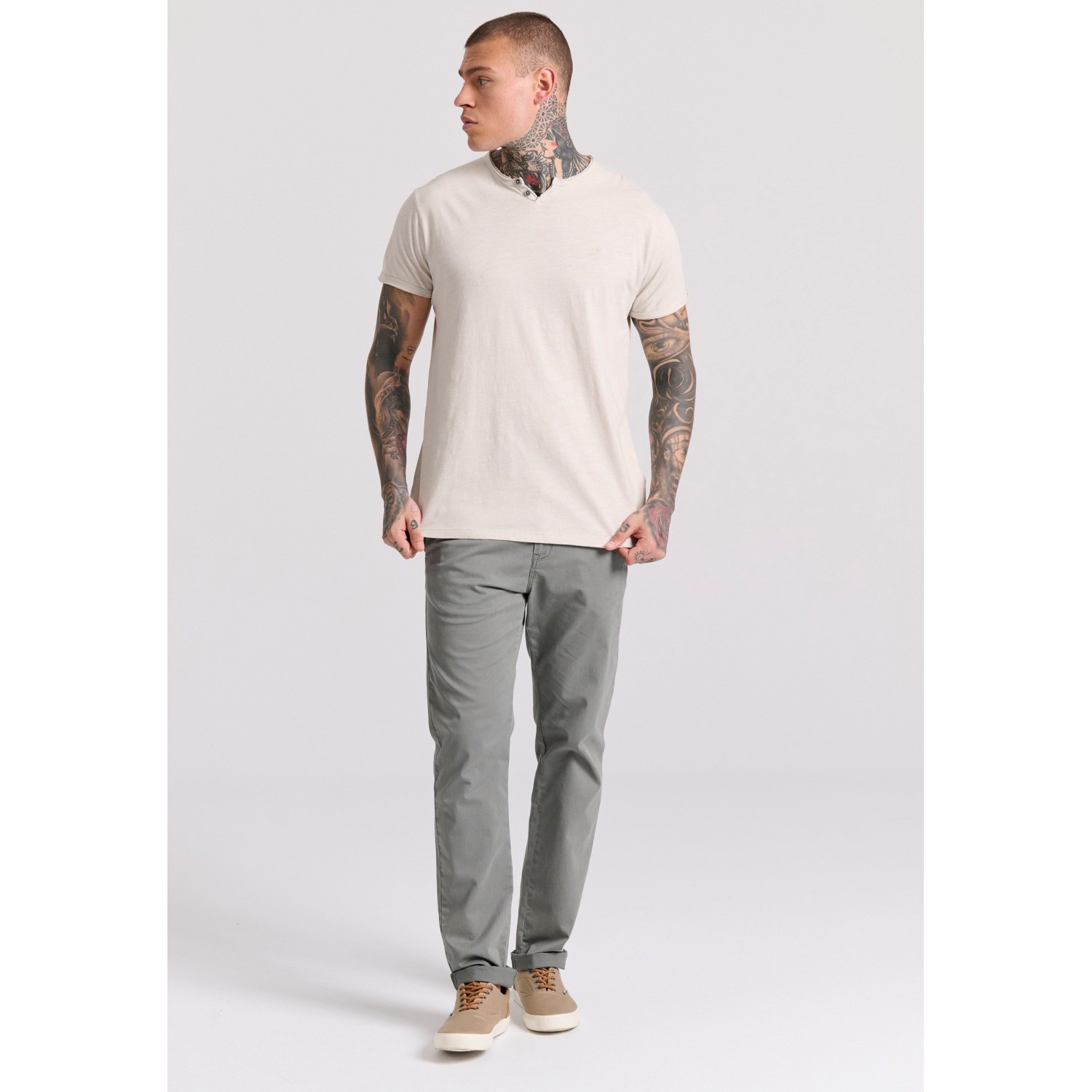 T-shirt με λαιμό henley και raw cuts - The essenti