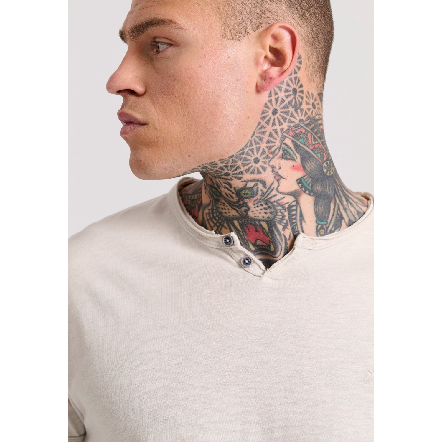 T-shirt με λαιμό henley και raw cuts - The essenti